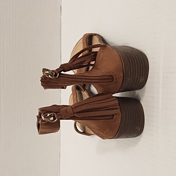 Just fab Ankle Strap Kitten Heel Strappy Block Heel Cute Low Sandal Faux Leather - Picture 4 of 9